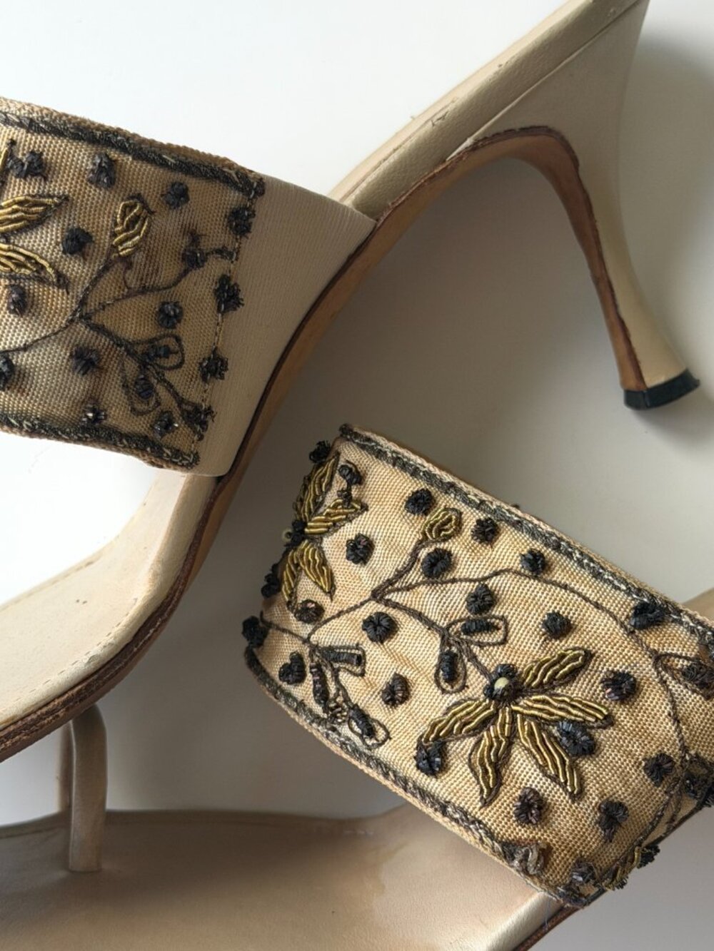 Vintage Manolo Blahnik Embroidered Toe-Ring Sandals, IT 38.5, approx. US 8 - Picture 8 of 14